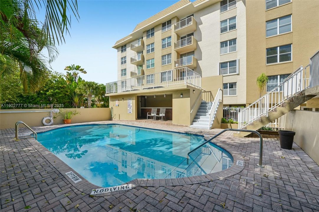 Activo con contrato: $3,150 (2 camas, 2 baños, 830 Pies cuadrados)