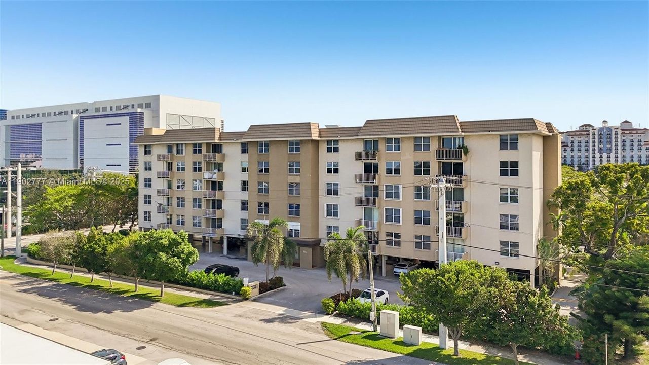 Activo con contrato: $3,150 (2 camas, 2 baños, 830 Pies cuadrados)