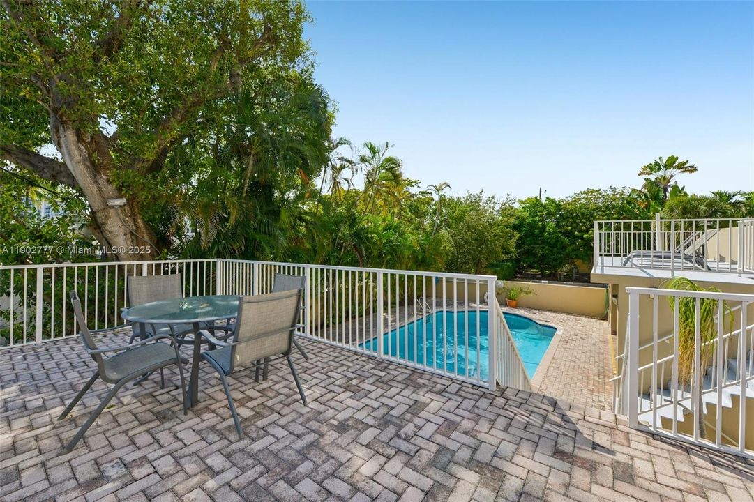 Activo con contrato: $3,150 (2 camas, 2 baños, 830 Pies cuadrados)