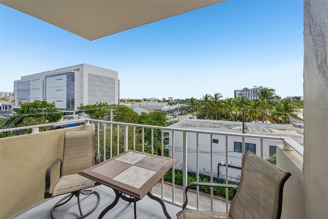 Activo con contrato: $3,150 (2 camas, 2 baños, 830 Pies cuadrados)