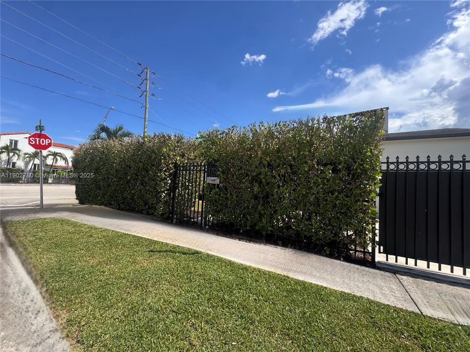 For Rent: $6,700 (4 beds, 2 baths, 1764 Square Feet)