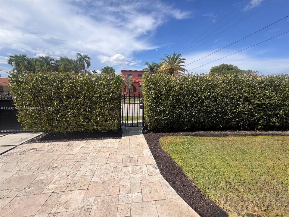 For Rent: $6,700 (4 beds, 2 baths, 1764 Square Feet)