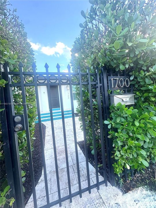 For Rent: $6,700 (4 beds, 2 baths, 1764 Square Feet)