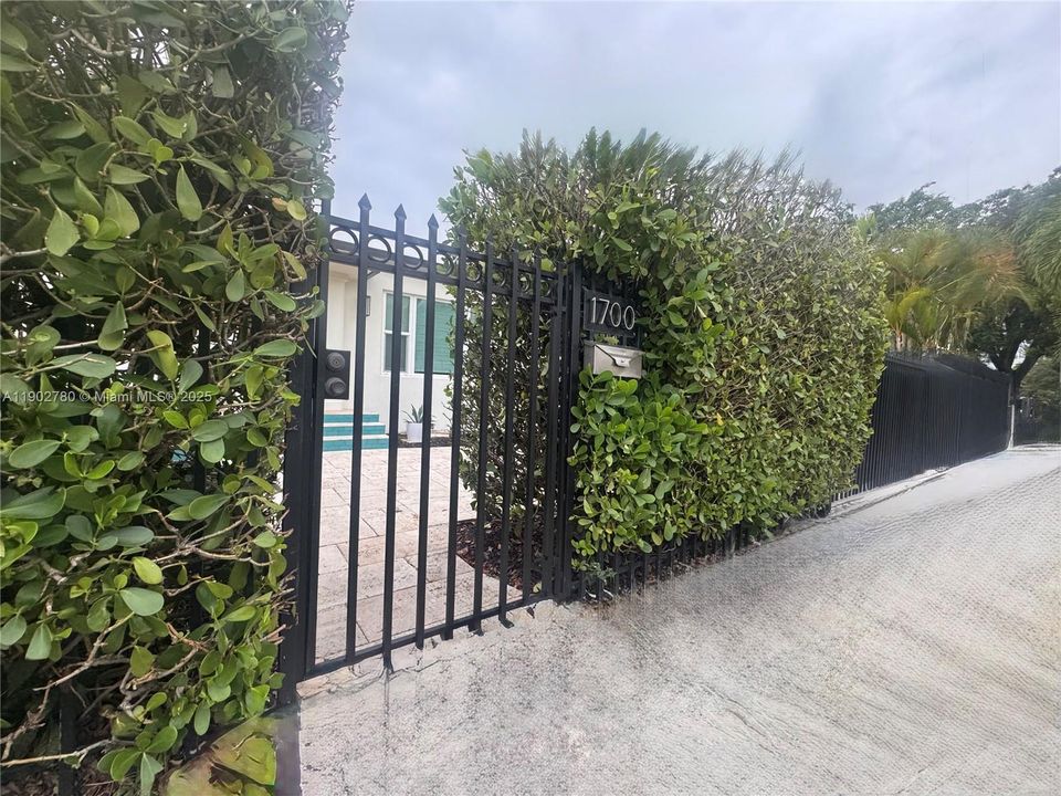 For Rent: $6,700 (4 beds, 2 baths, 1764 Square Feet)