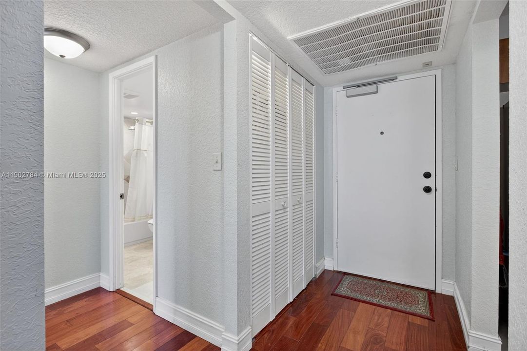For Sale: $235,000 (1 beds, 1 baths, 630 Square Feet)
