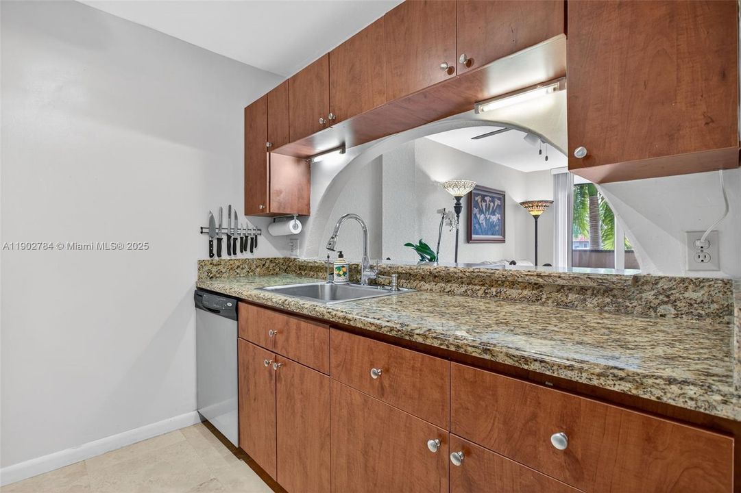For Sale: $235,000 (1 beds, 1 baths, 630 Square Feet)