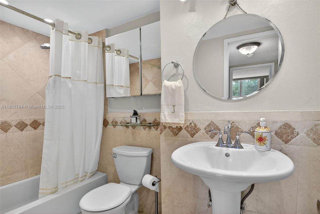 For Sale: $235,000 (1 beds, 1 baths, 630 Square Feet)