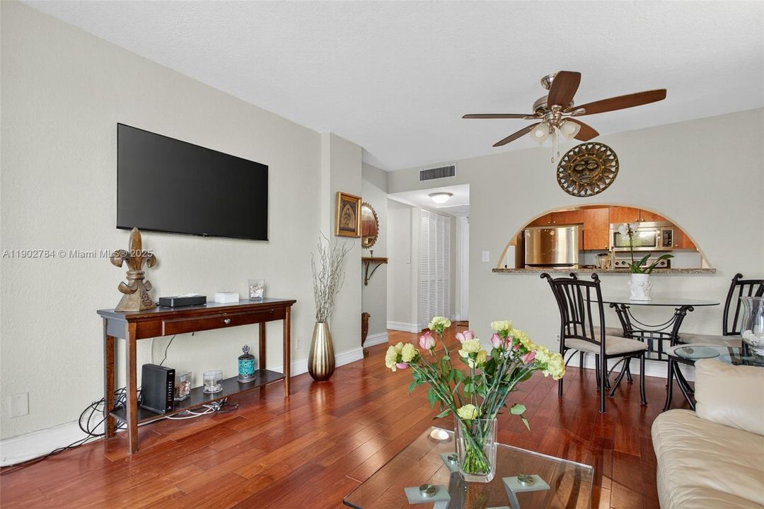 For Sale: $235,000 (1 beds, 1 baths, 630 Square Feet)