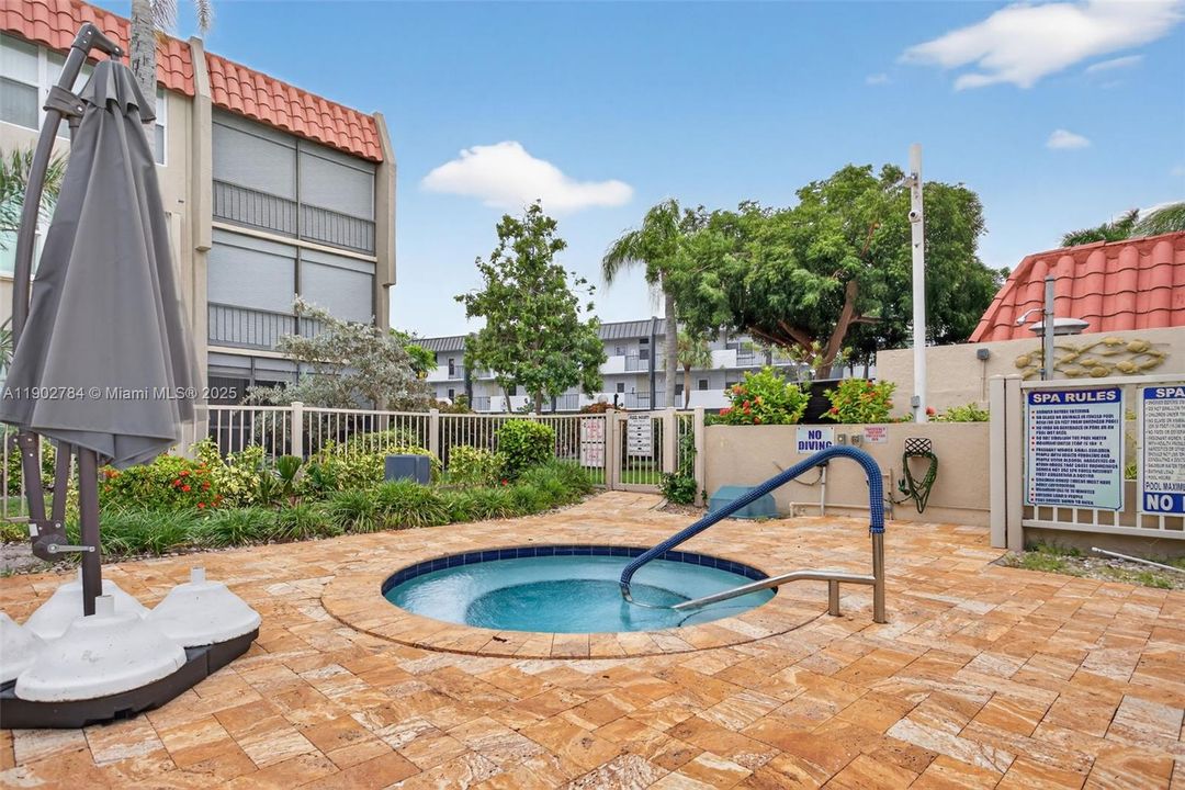 For Sale: $235,000 (1 beds, 1 baths, 630 Square Feet)