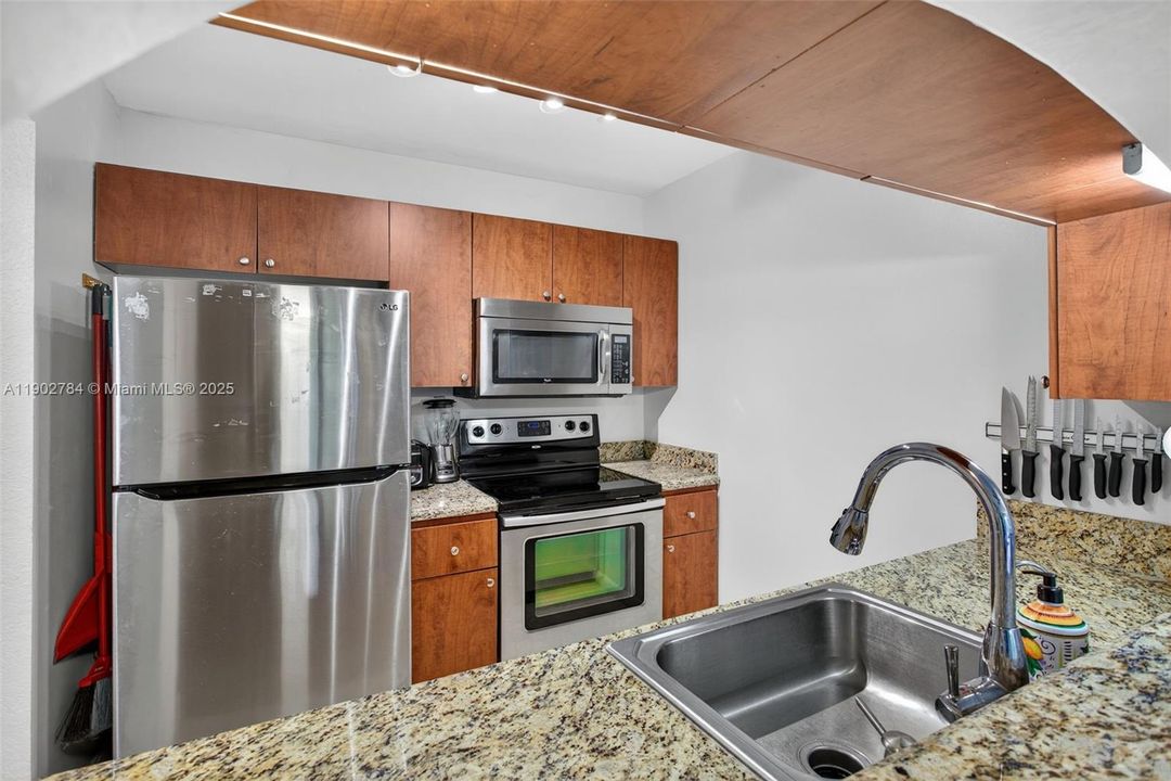 For Sale: $235,000 (1 beds, 1 baths, 630 Square Feet)