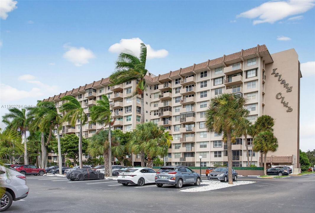 For Sale: $235,000 (1 beds, 1 baths, 630 Square Feet)