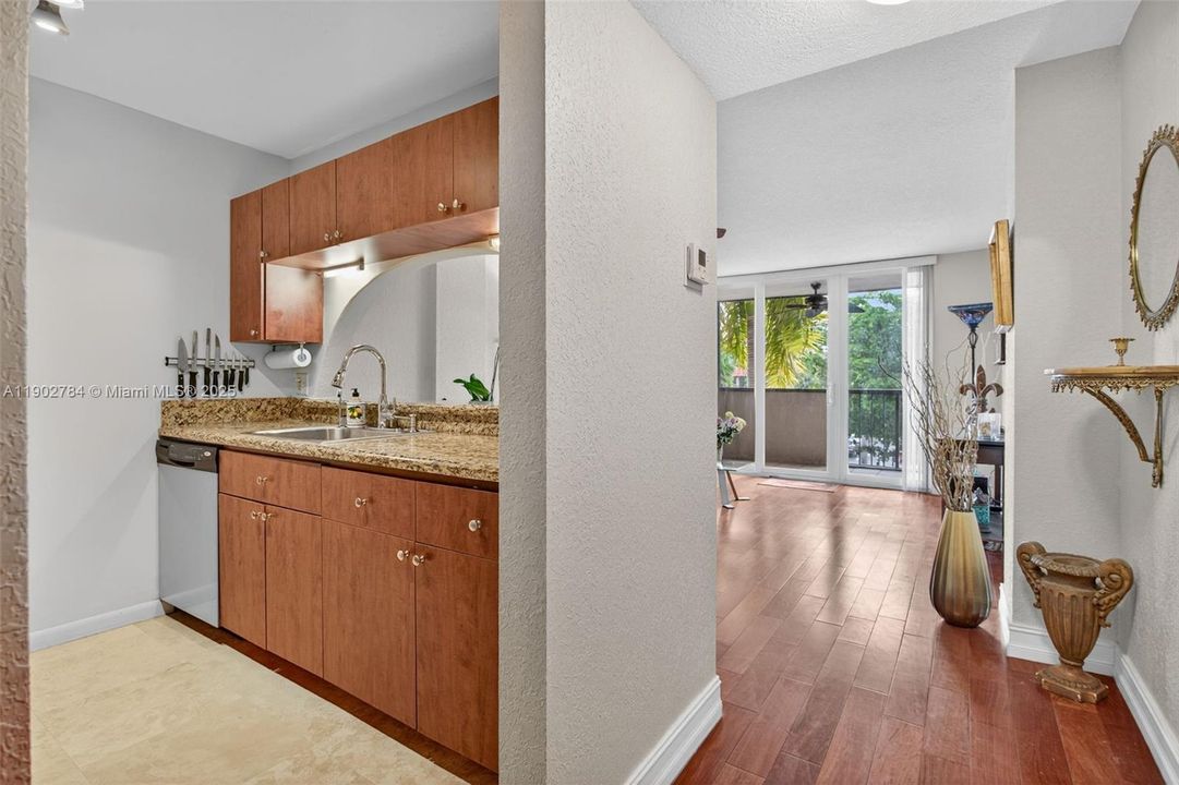 For Sale: $235,000 (1 beds, 1 baths, 630 Square Feet)