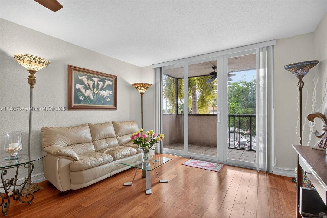 For Sale: $235,000 (1 beds, 1 baths, 630 Square Feet)