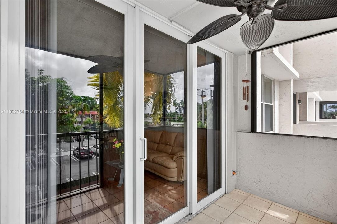 For Sale: $235,000 (1 beds, 1 baths, 630 Square Feet)