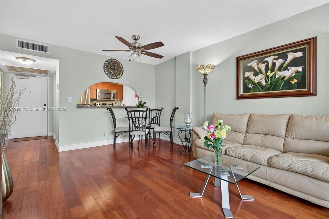 For Sale: $235,000 (1 beds, 1 baths, 630 Square Feet)