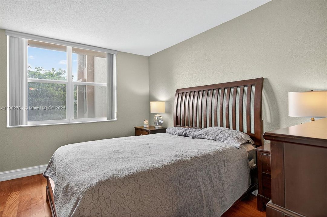 For Sale: $235,000 (1 beds, 1 baths, 630 Square Feet)