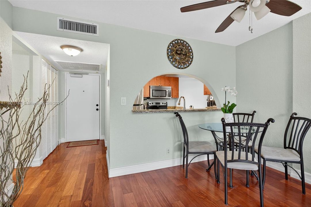 For Sale: $235,000 (1 beds, 1 baths, 630 Square Feet)