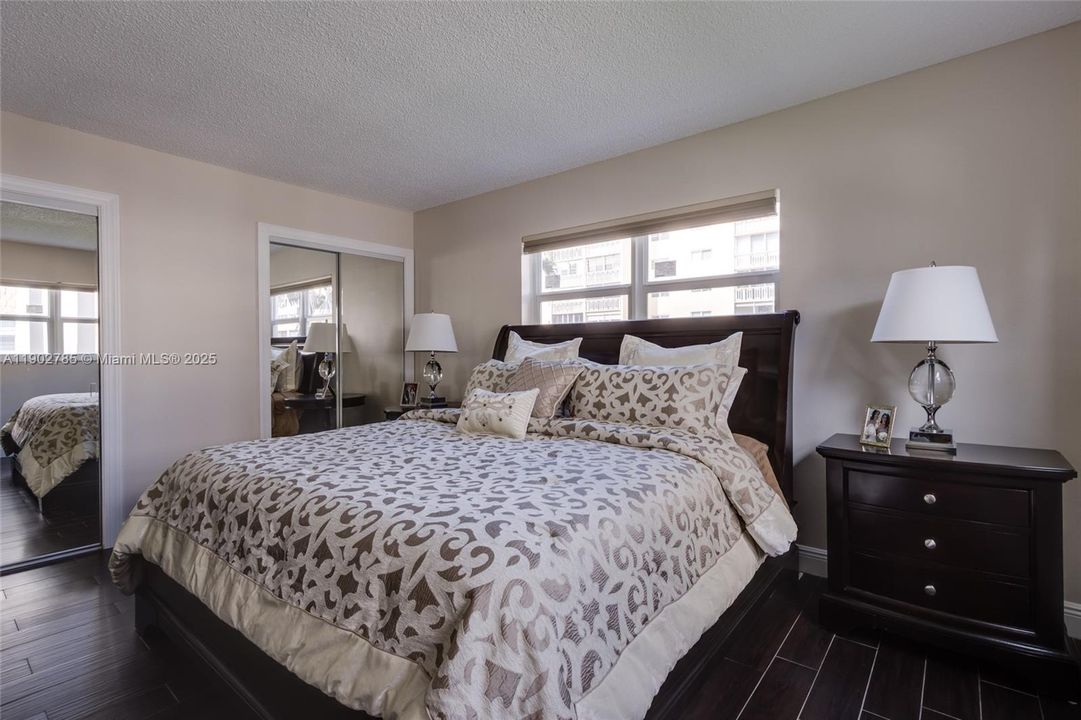For Sale: $339,900 (2 beds, 2 baths, 1092 Square Feet)