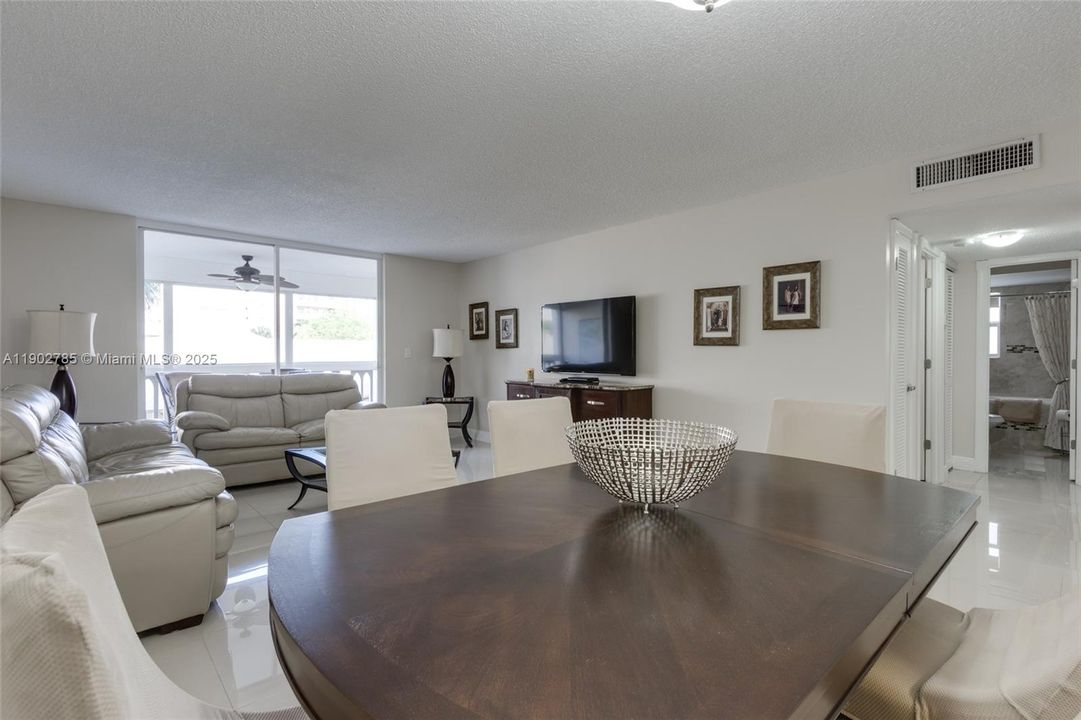 For Sale: $339,900 (2 beds, 2 baths, 1092 Square Feet)