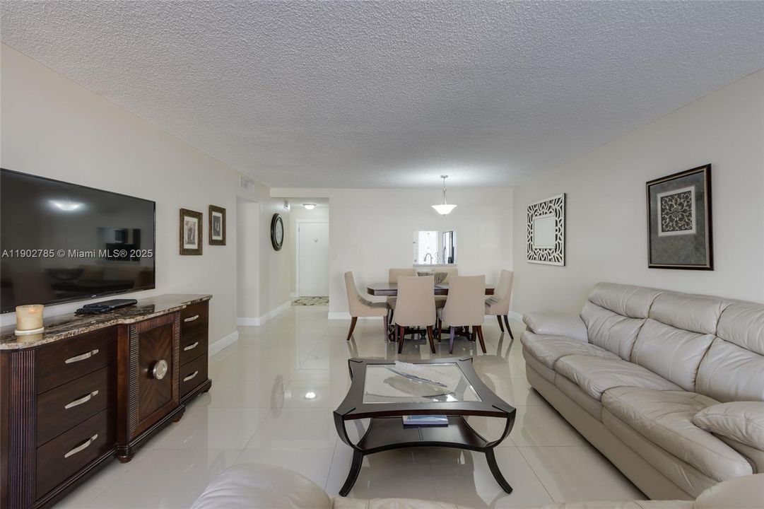 For Sale: $339,900 (2 beds, 2 baths, 1092 Square Feet)