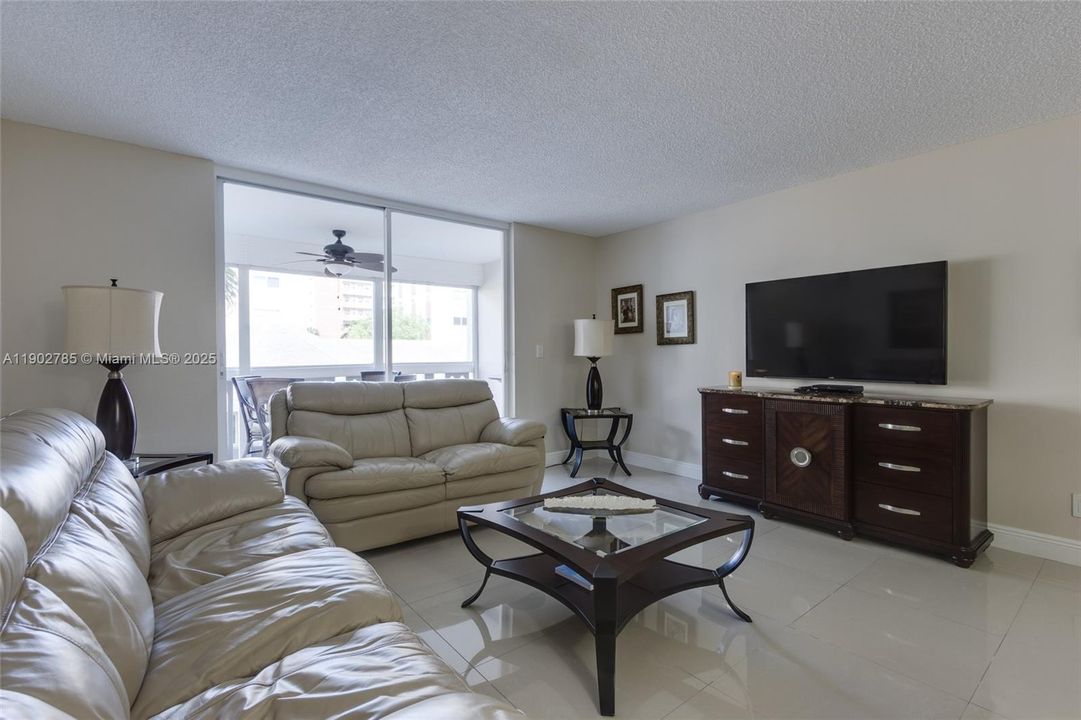 For Sale: $339,900 (2 beds, 2 baths, 1092 Square Feet)