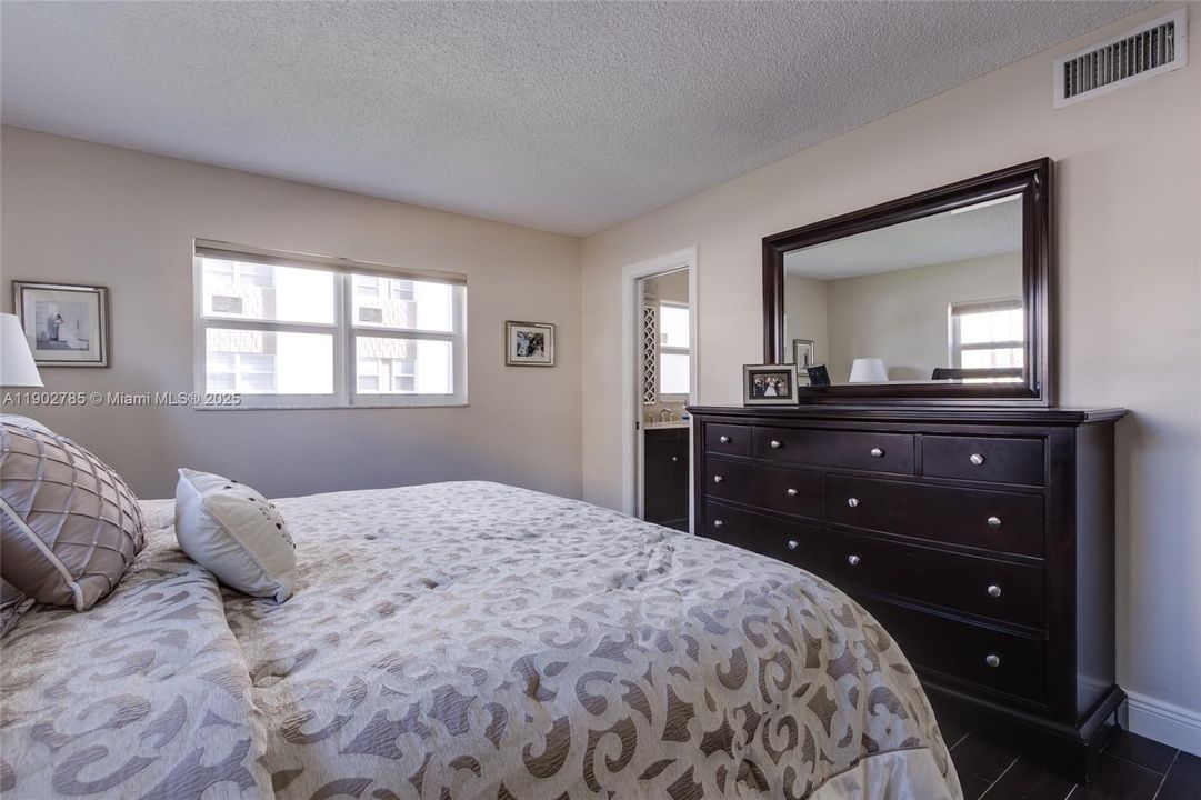 For Sale: $339,900 (2 beds, 2 baths, 1092 Square Feet)