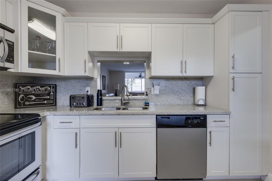 For Sale: $339,900 (2 beds, 2 baths, 1092 Square Feet)