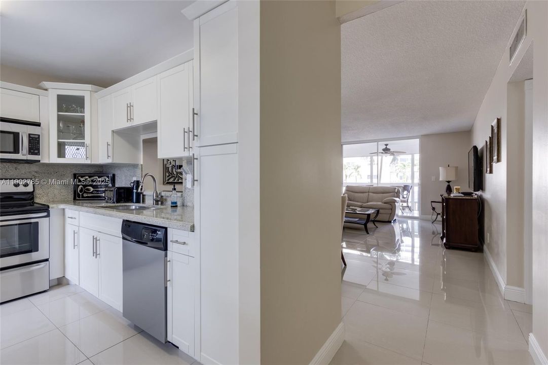 For Sale: $339,900 (2 beds, 2 baths, 1092 Square Feet)