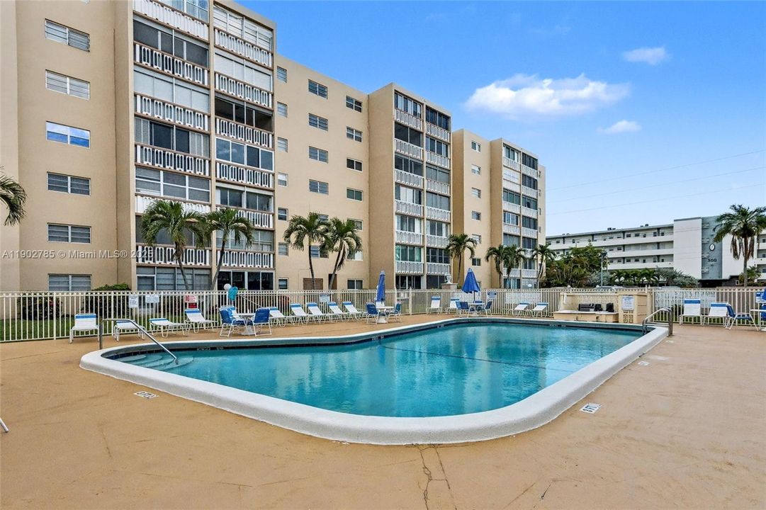 For Sale: $339,900 (2 beds, 2 baths, 1092 Square Feet)