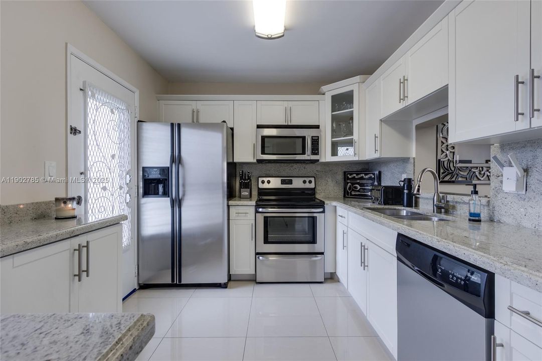 For Sale: $339,900 (2 beds, 2 baths, 1092 Square Feet)