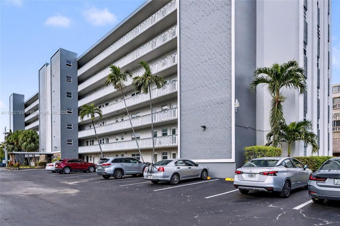 For Sale: $339,900 (2 beds, 2 baths, 1092 Square Feet)