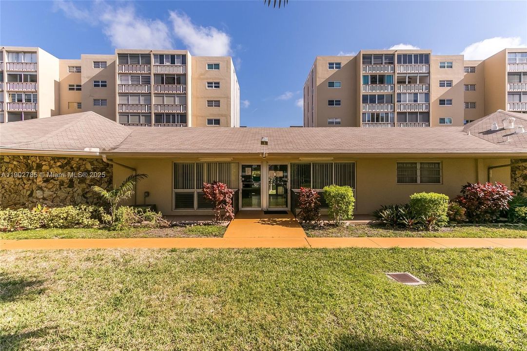 For Sale: $339,900 (2 beds, 2 baths, 1092 Square Feet)