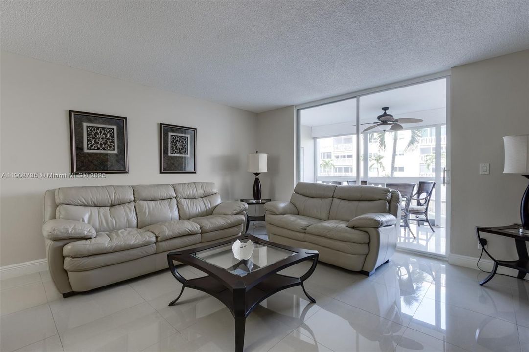 For Sale: $339,900 (2 beds, 2 baths, 1092 Square Feet)