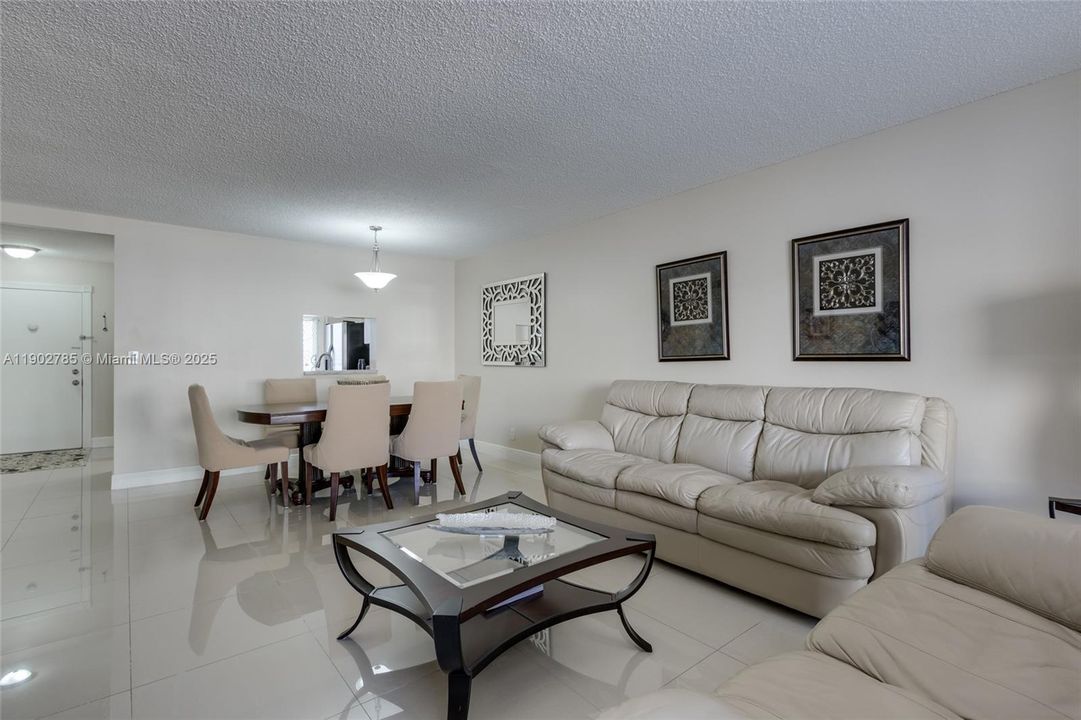 For Sale: $339,900 (2 beds, 2 baths, 1092 Square Feet)