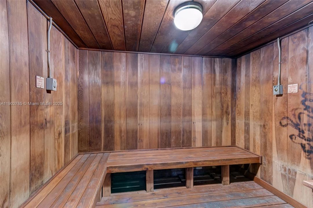 For Sale: $339,900 (2 beds, 2 baths, 1092 Square Feet)