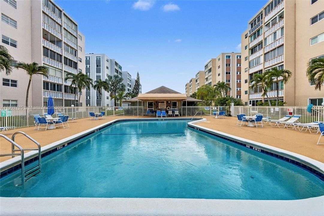 For Sale: $339,900 (2 beds, 2 baths, 1092 Square Feet)