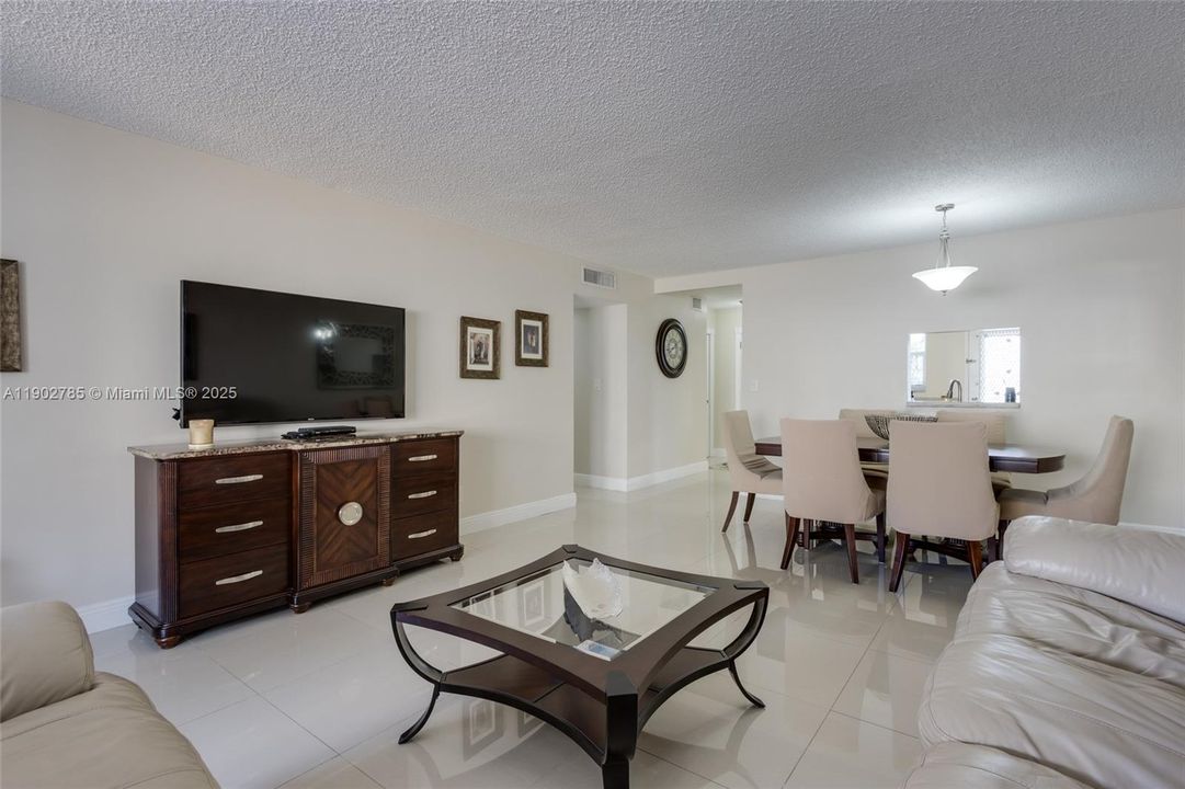 For Sale: $339,900 (2 beds, 2 baths, 1092 Square Feet)