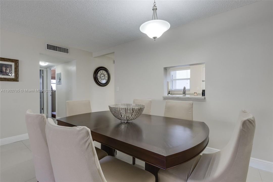 For Sale: $339,900 (2 beds, 2 baths, 1092 Square Feet)