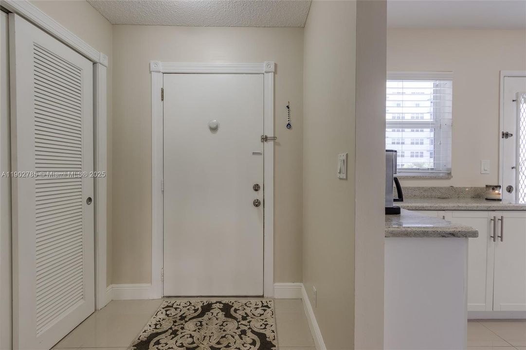 For Sale: $339,900 (2 beds, 2 baths, 1092 Square Feet)