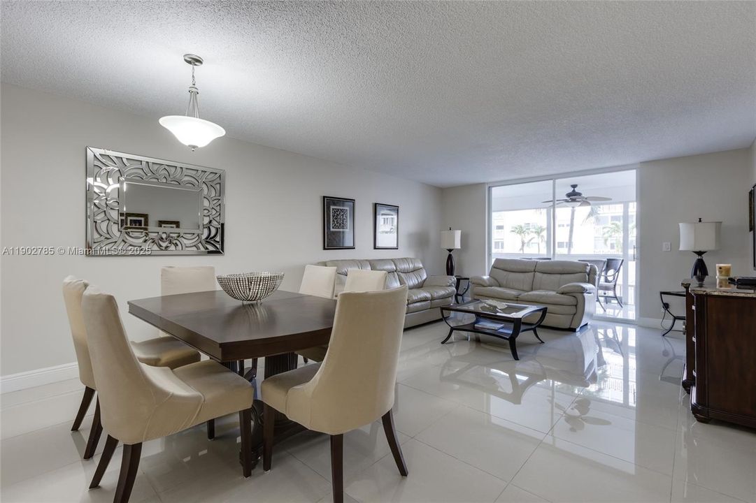 For Sale: $339,900 (2 beds, 2 baths, 1092 Square Feet)