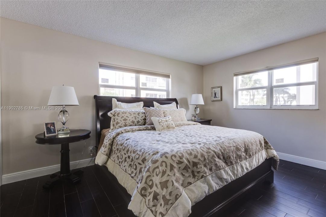 For Sale: $339,900 (2 beds, 2 baths, 1092 Square Feet)