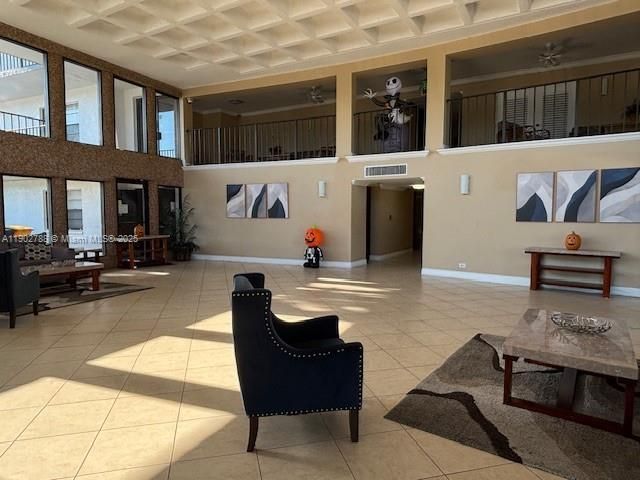 待售: $155,000 (1 贝兹, 1 浴室, 741 平方英尺)