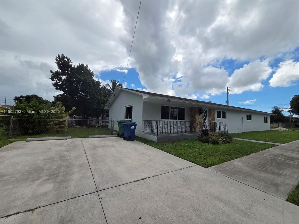 Recently Rented: $3,000 (3 beds, 2 baths, 2983 Square Feet)