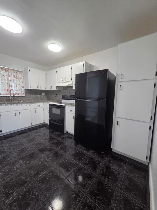 Recently Rented: $3,000 (3 beds, 2 baths, 2983 Square Feet)