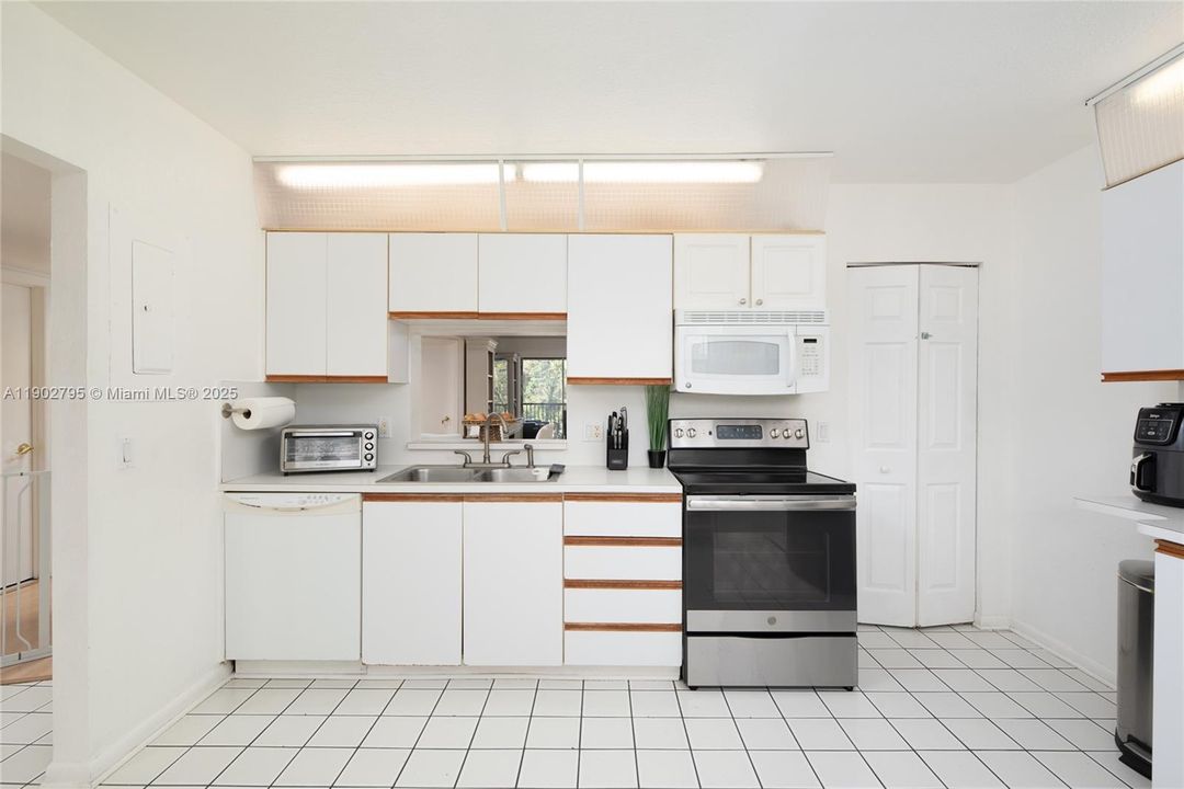 На продажу: $240,000 (2 спален, 2 ванн, 1309 Квадратных фут)