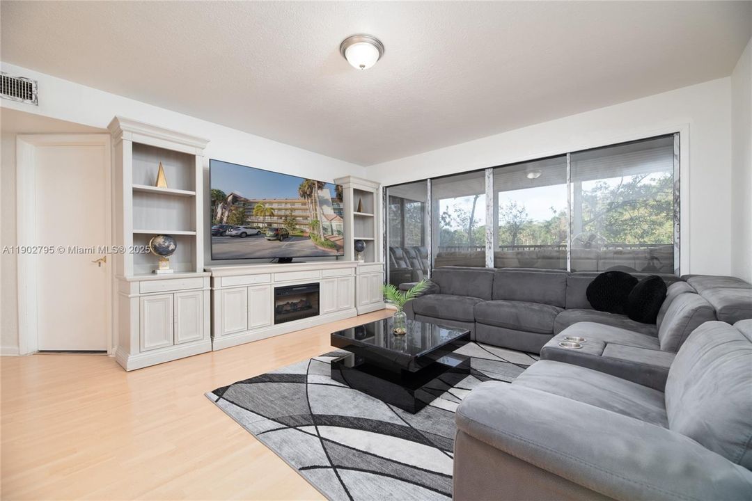 На продажу: $240,000 (2 спален, 2 ванн, 1309 Квадратных фут)