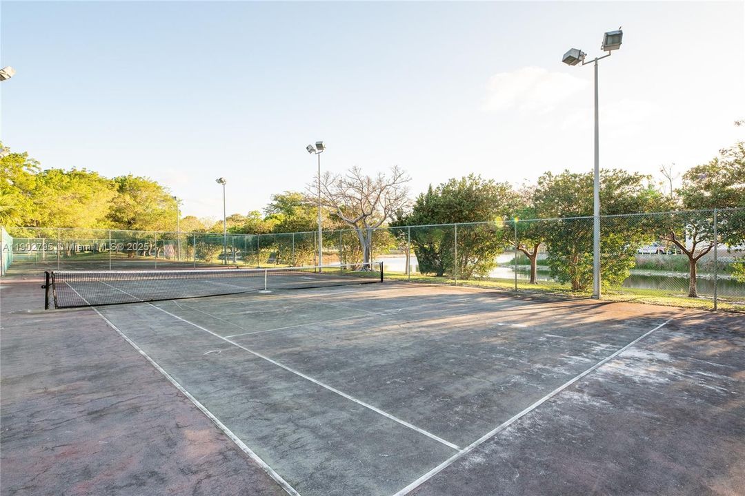 На продажу: $240,000 (2 спален, 2 ванн, 1309 Квадратных фут)