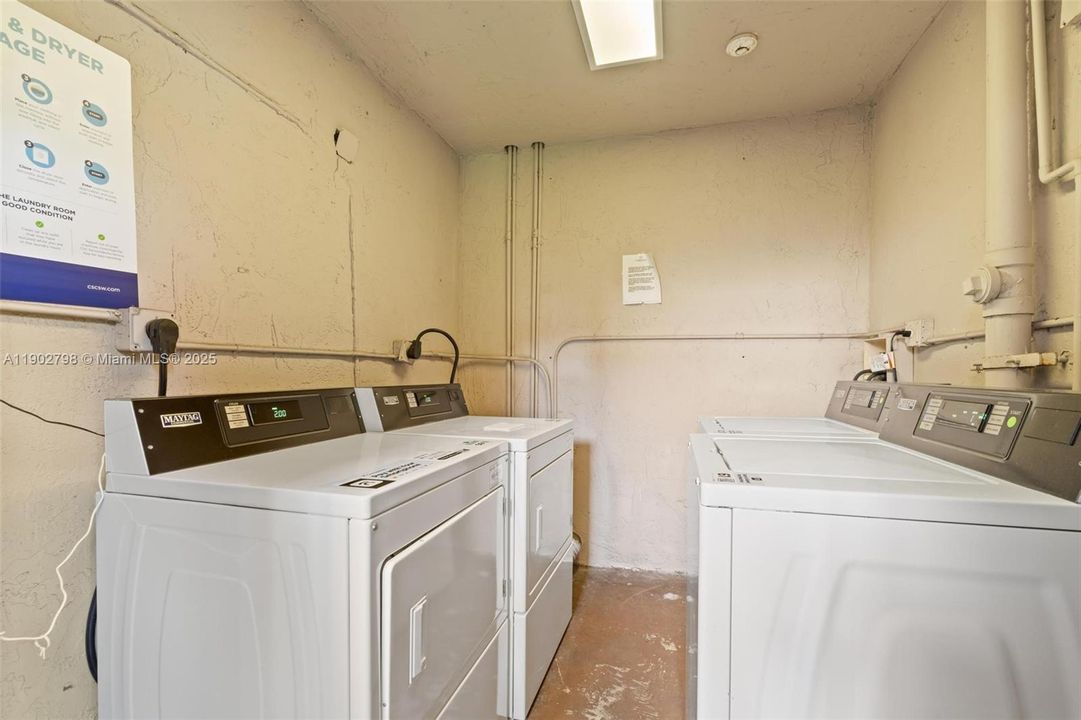 For Sale: $300,000 (2 beds, 2 baths, 982 Square Feet)