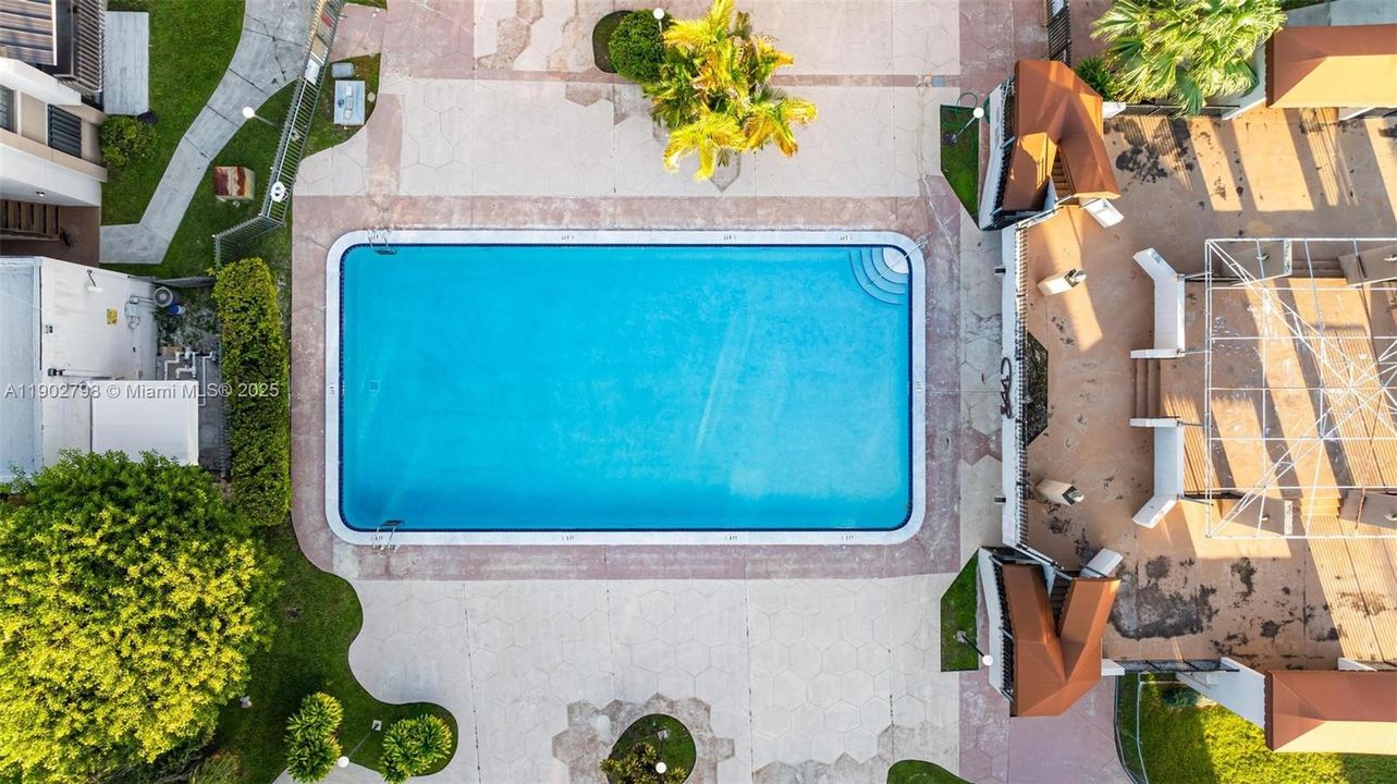 For Sale: $300,000 (2 beds, 2 baths, 982 Square Feet)