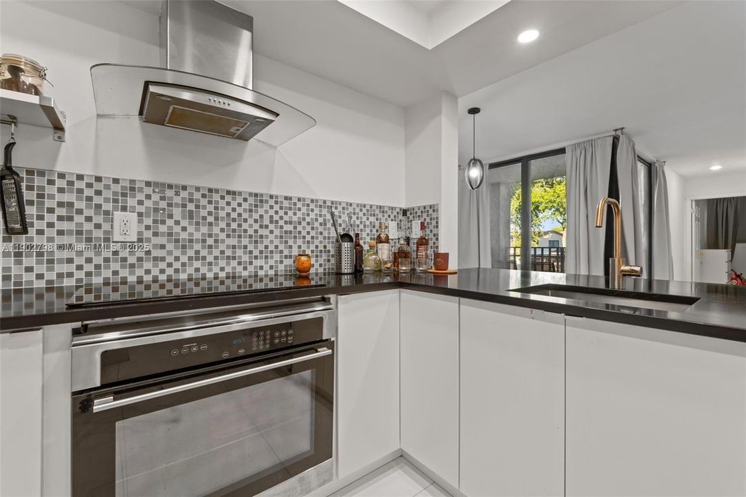 For Sale: $300,000 (2 beds, 2 baths, 982 Square Feet)